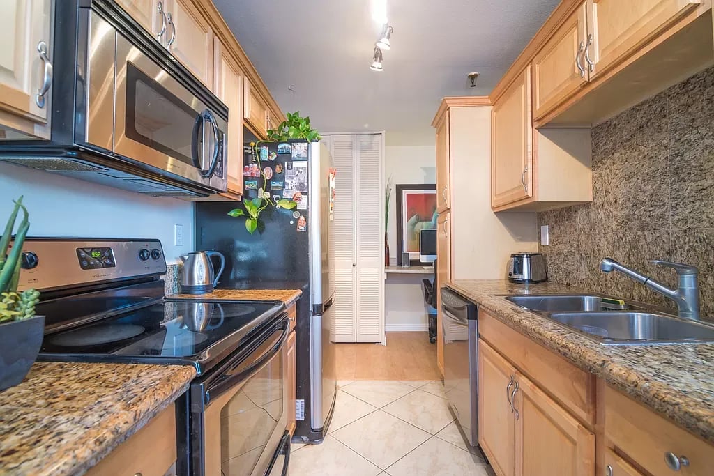 4627 Ocean Blvd #115