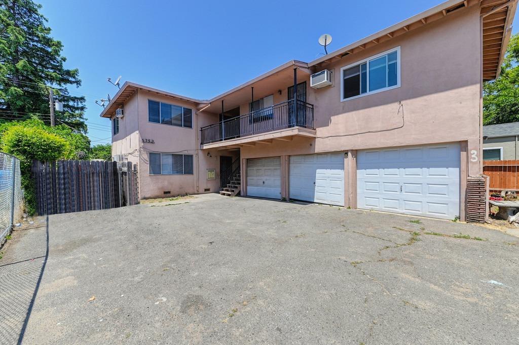 5752 Nina Way