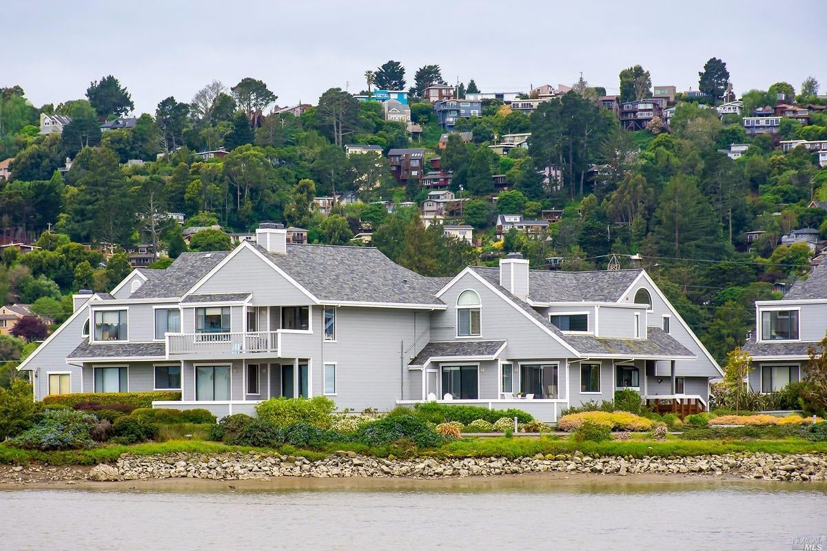 6052 Shelter Bay Ave