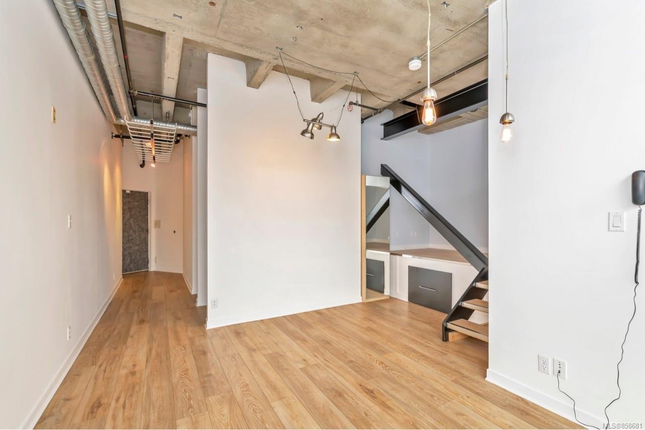 209-1061 Fort St