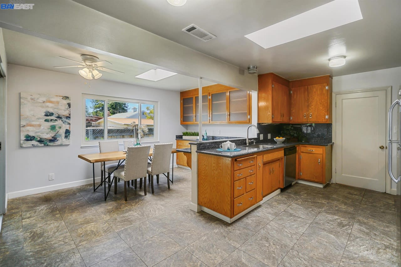 165 Bradhoff Ave