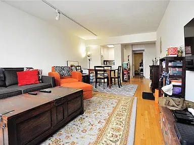 200 E 28th St APT 3G