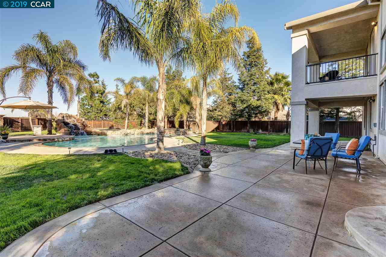 1449 Pinegrove Way
