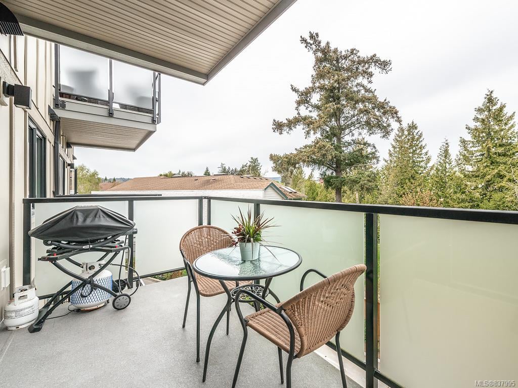 302-7111 W Saanich Rd