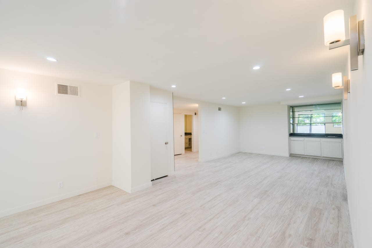 Bright and Open Maple Apartment
