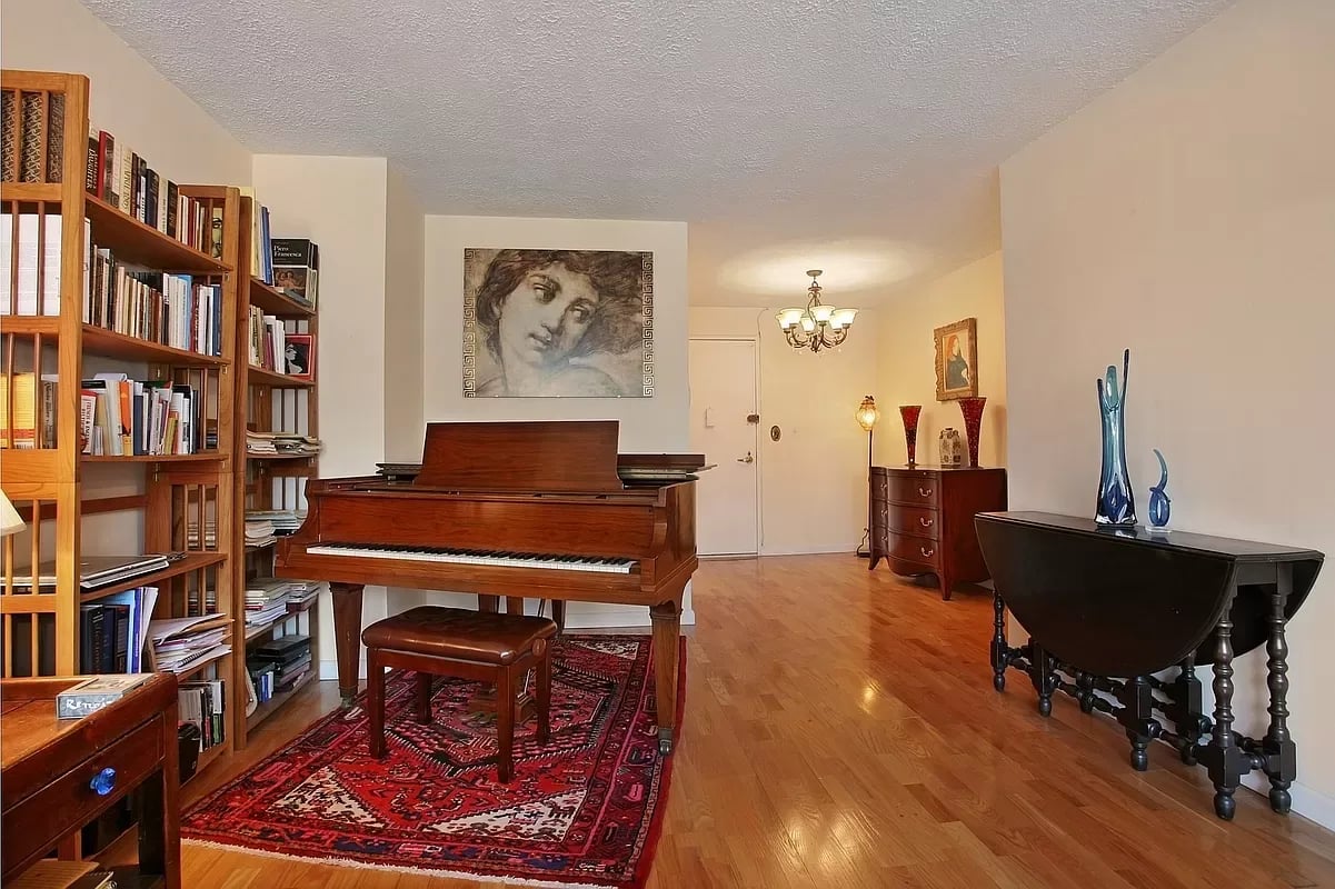 301 East 79th Street Unit: 6F