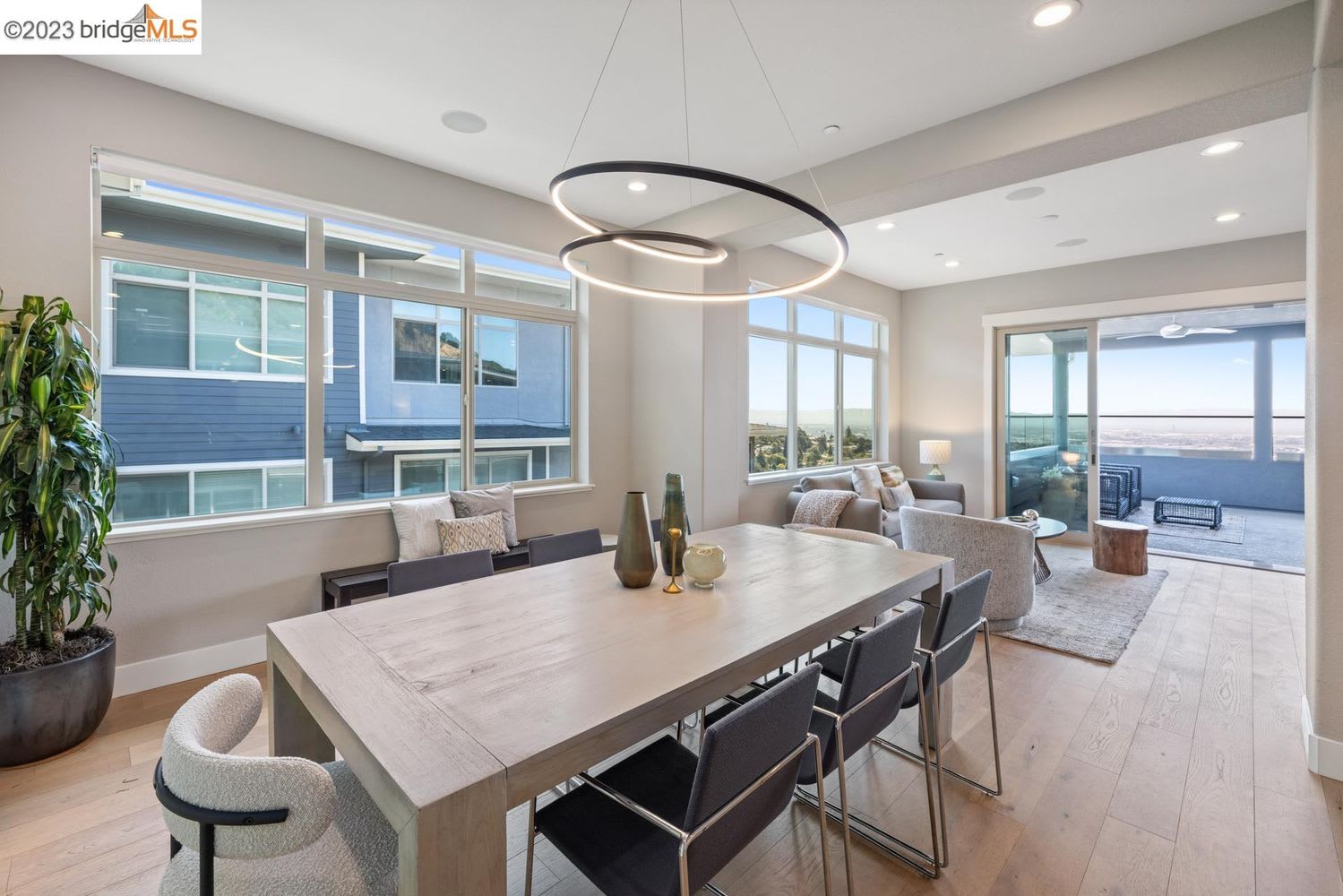 6731 Skyview Dr, Oakland, CA 94605