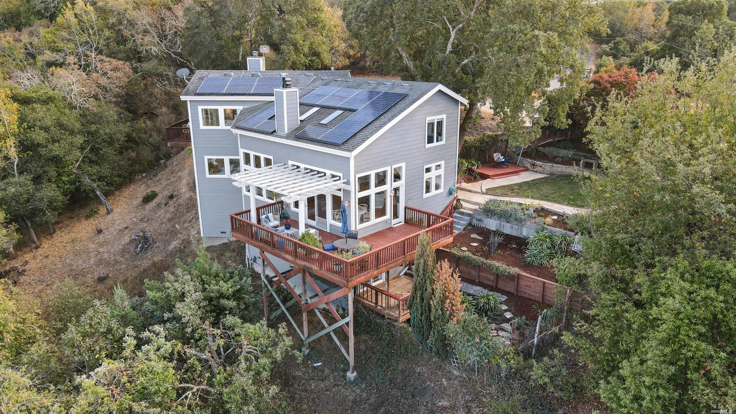 40 Bayhills Dr