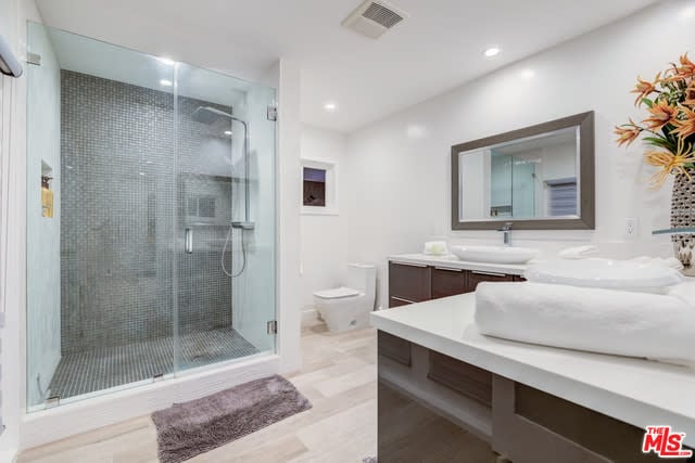 4450 Hayvenhurst Ave