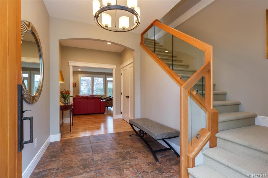 10100 Tsaykum Rd, North Saanich