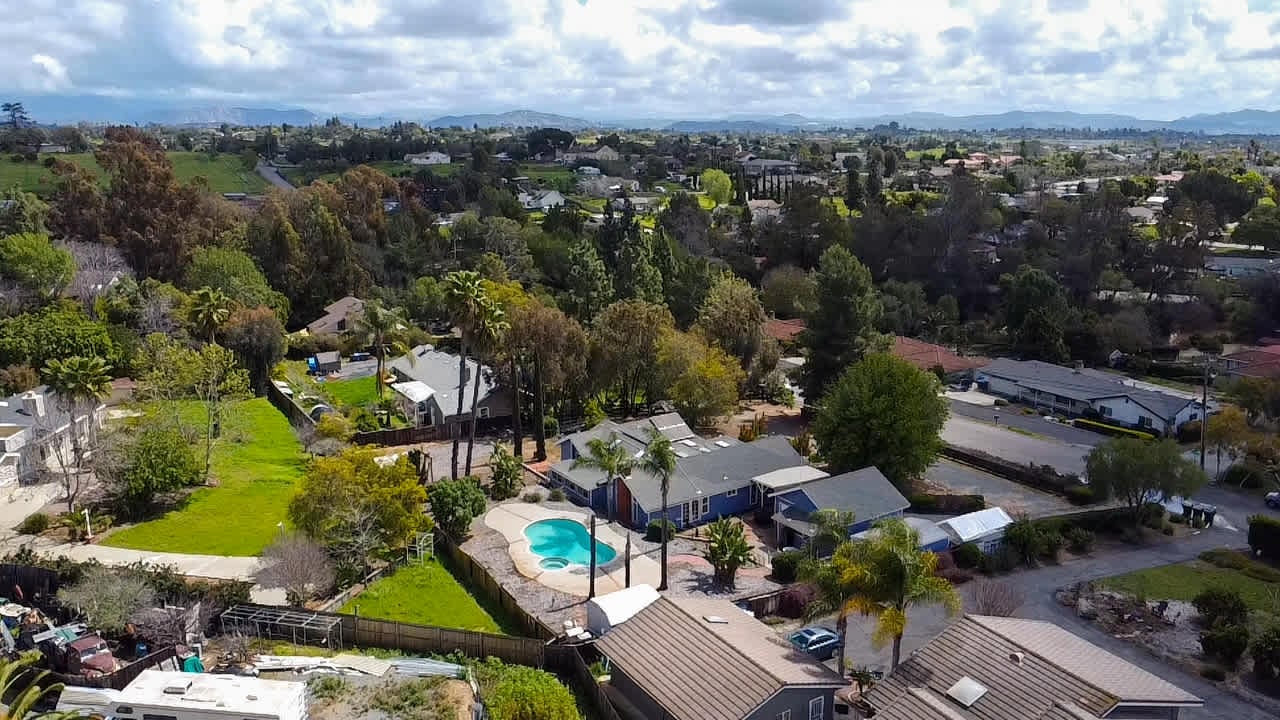 1002 Pepper Tree Ln