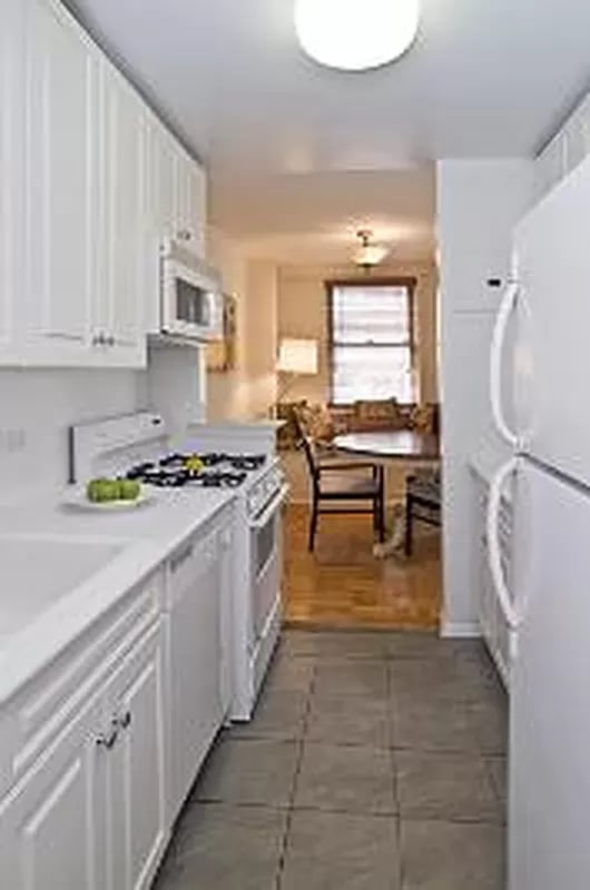 215 East 80th Street Unit: 4C