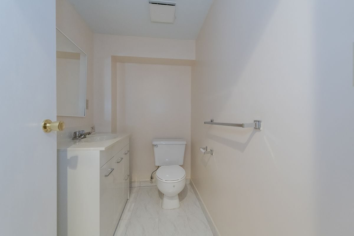 828 Porteau Pl