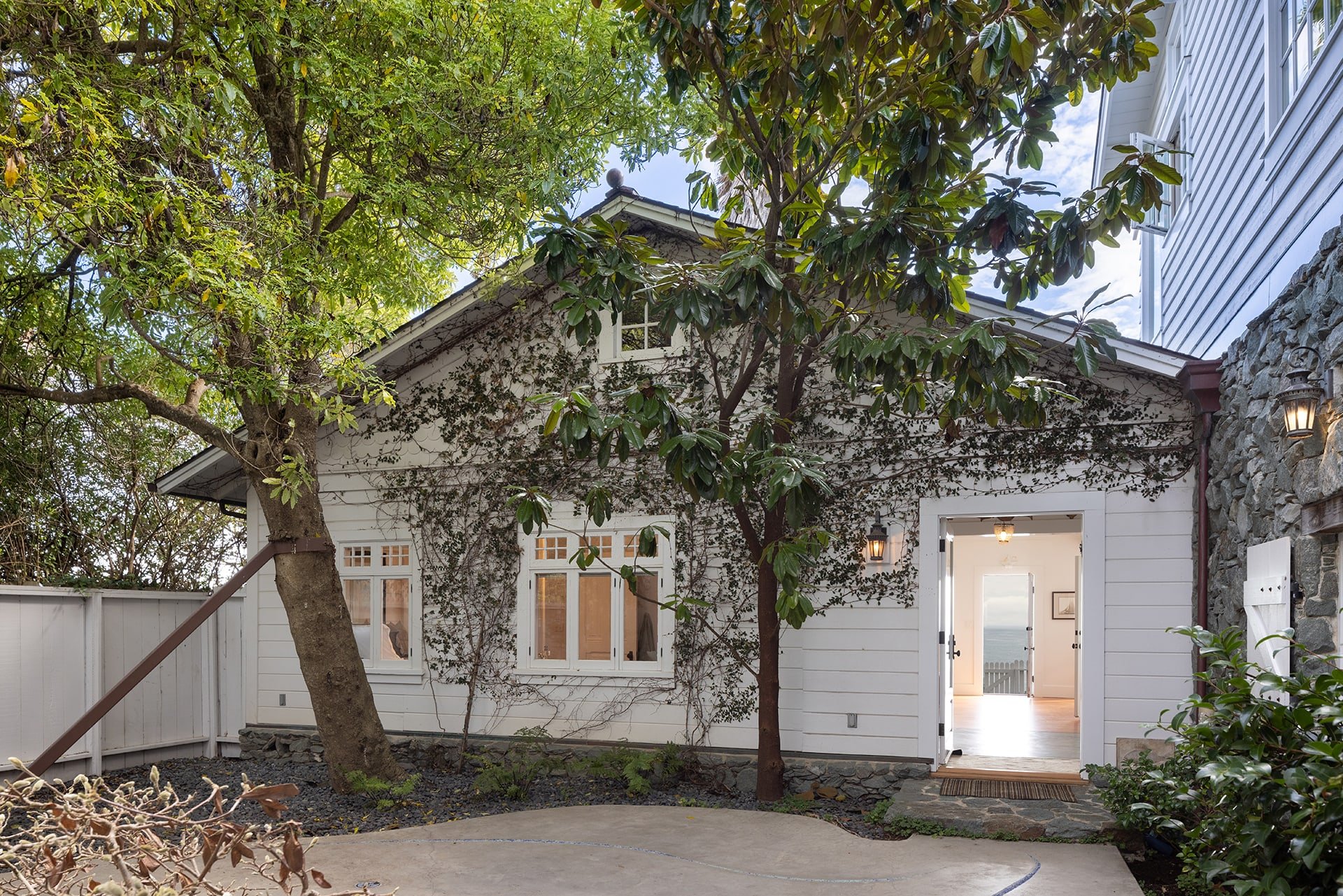 Luxurious Oceanfront Living - 106 Livermore Avenue