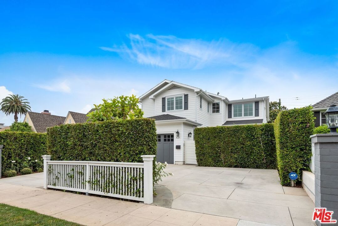 621 S Bundy Dr