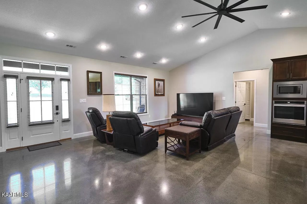 2138 Bradley Ln