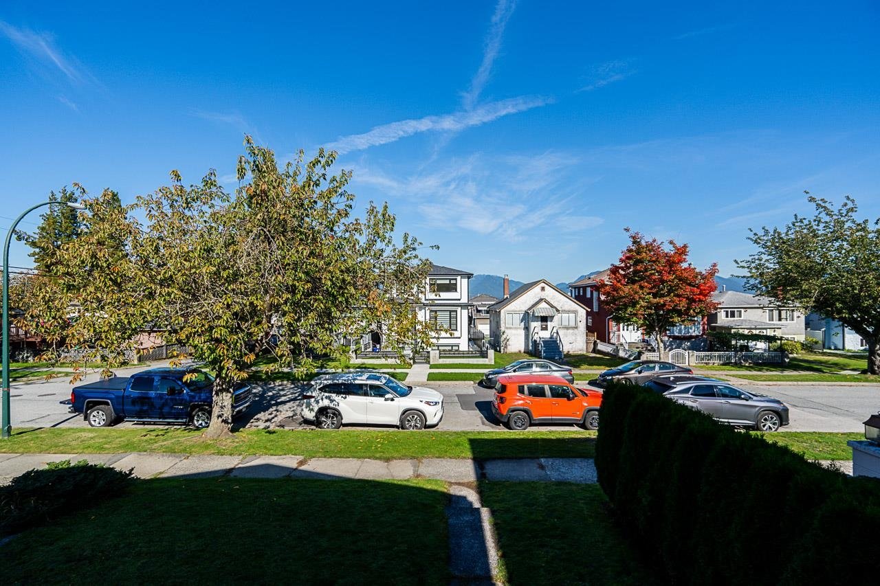 3030 E 24th Ave