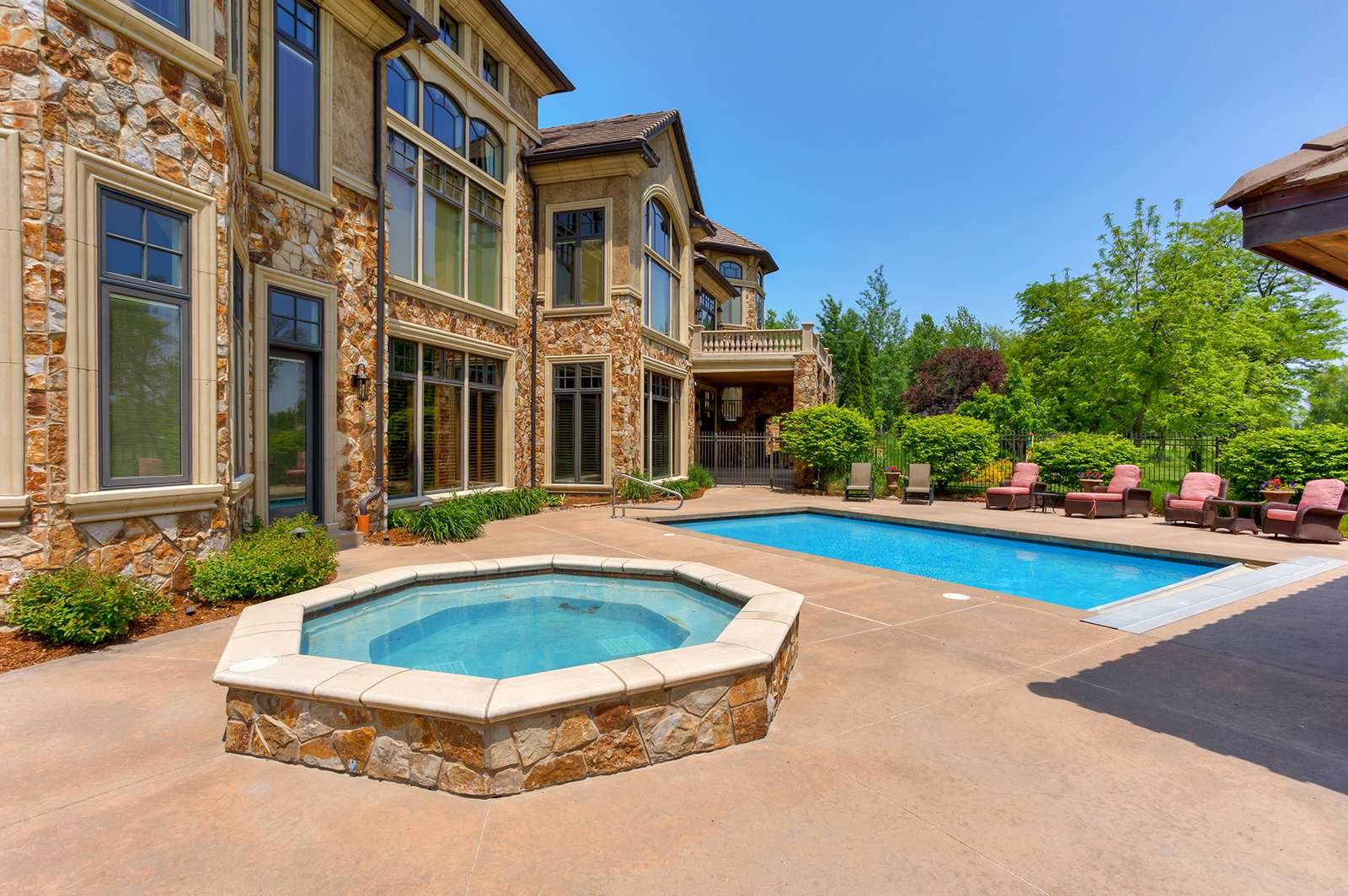 2505 NE Bellagio Court