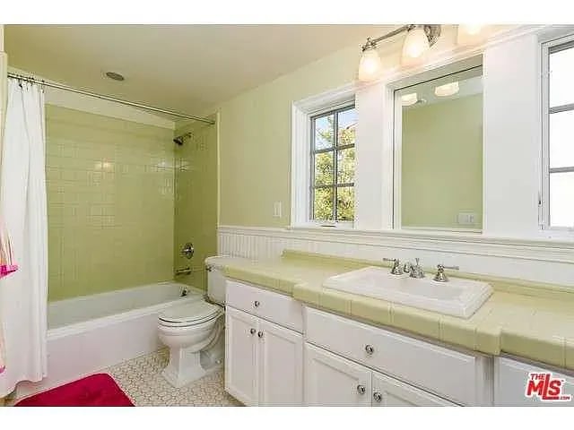 1555 Club View Dr