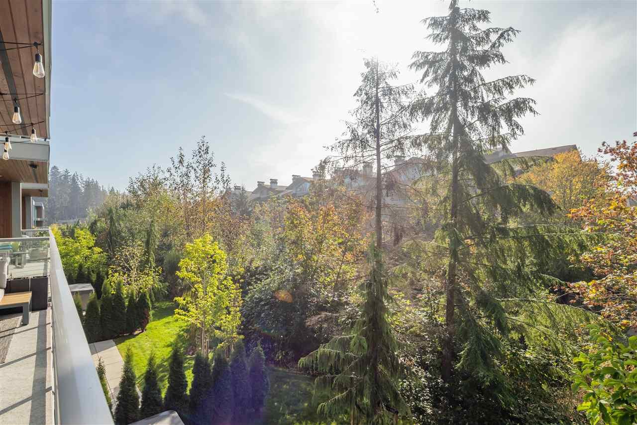 3595 Salal Dr
