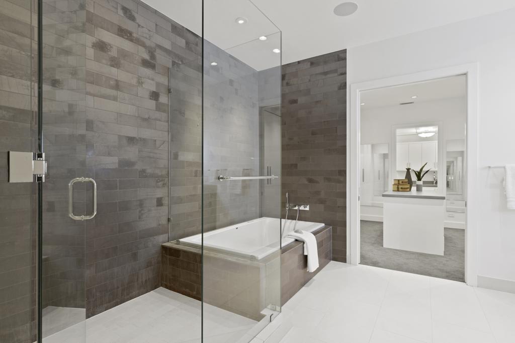 4 Bedroom with Rooftop Located in the Heart of River North