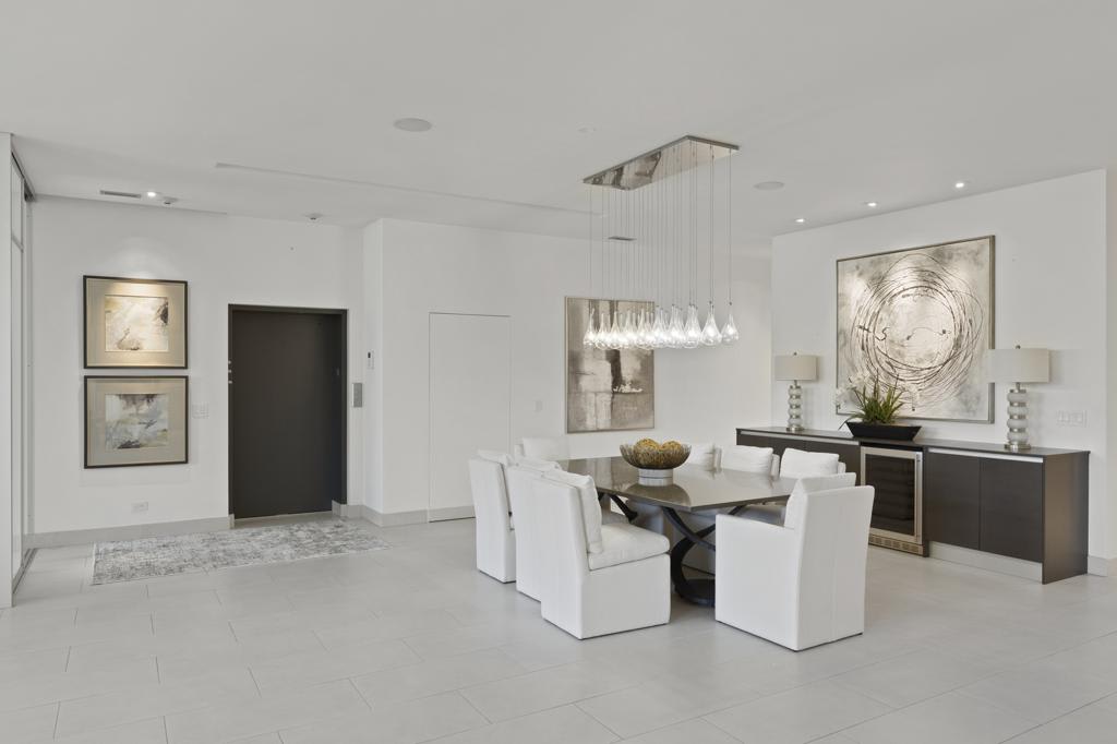 4 Bedroom with Rooftop Located in the Heart of River North