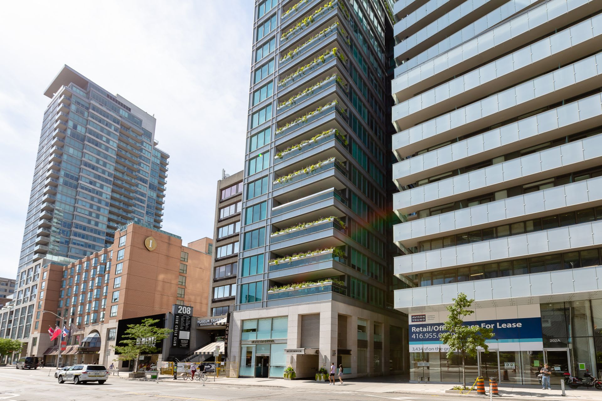 206 Bloor St W 
