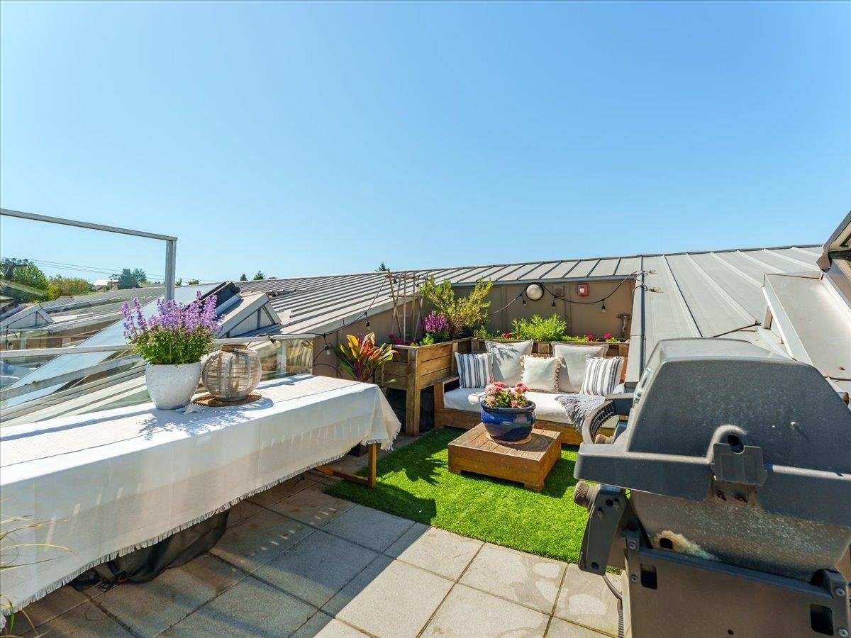 2953 Wall St