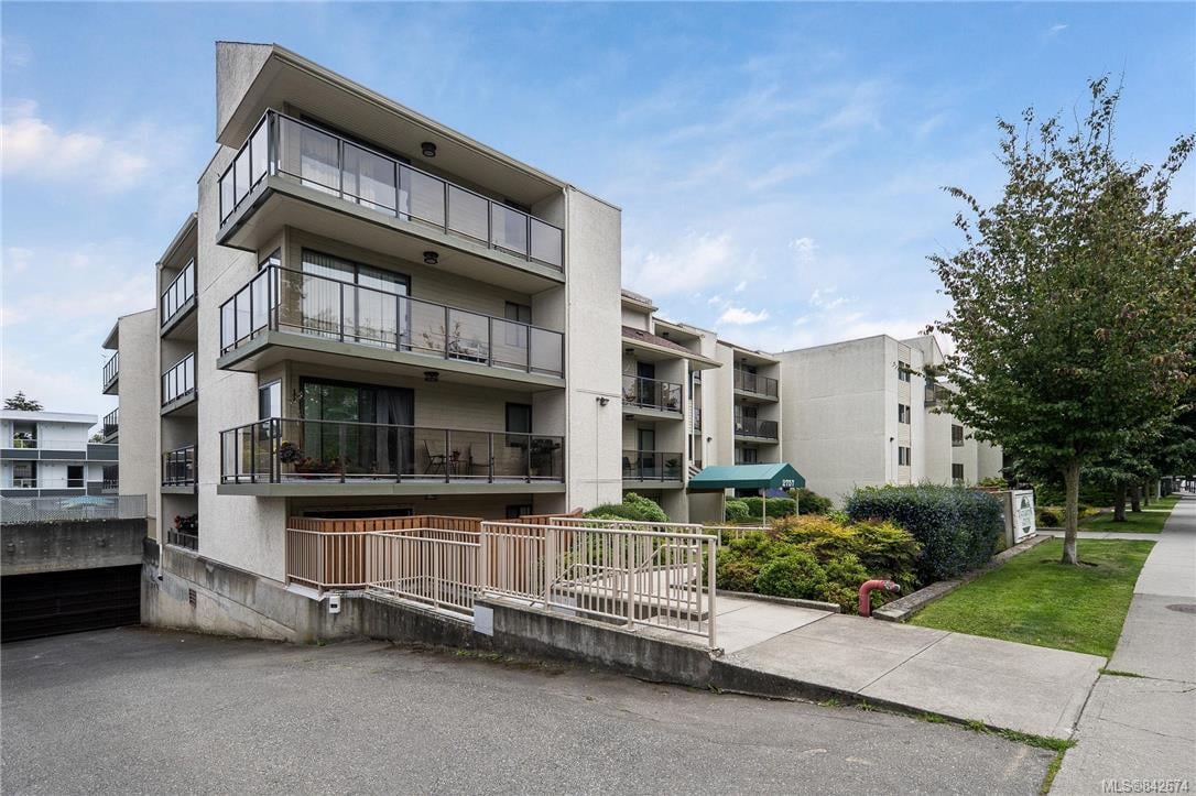 305-2757 Quadra St