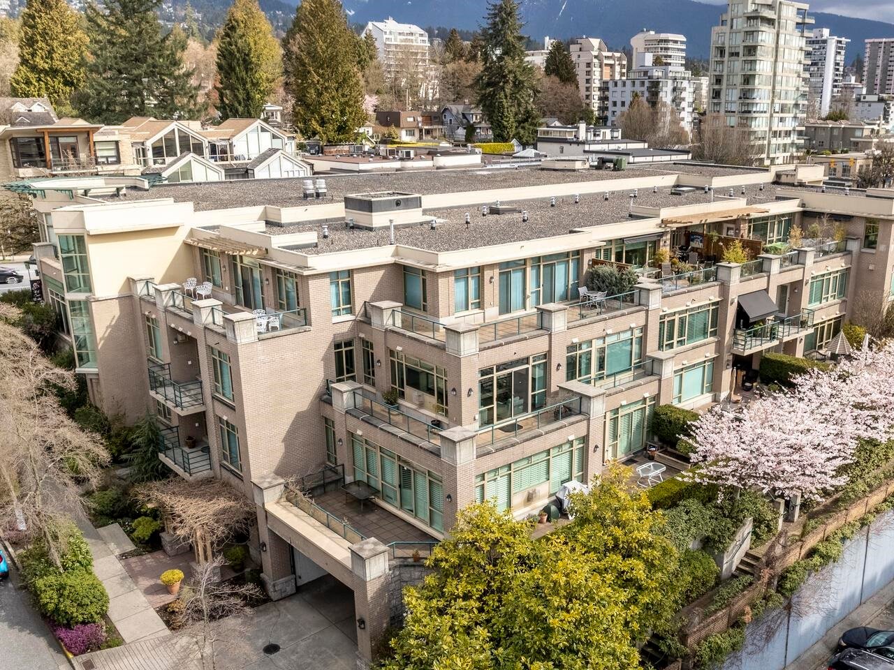 202-1896 Marine Dr