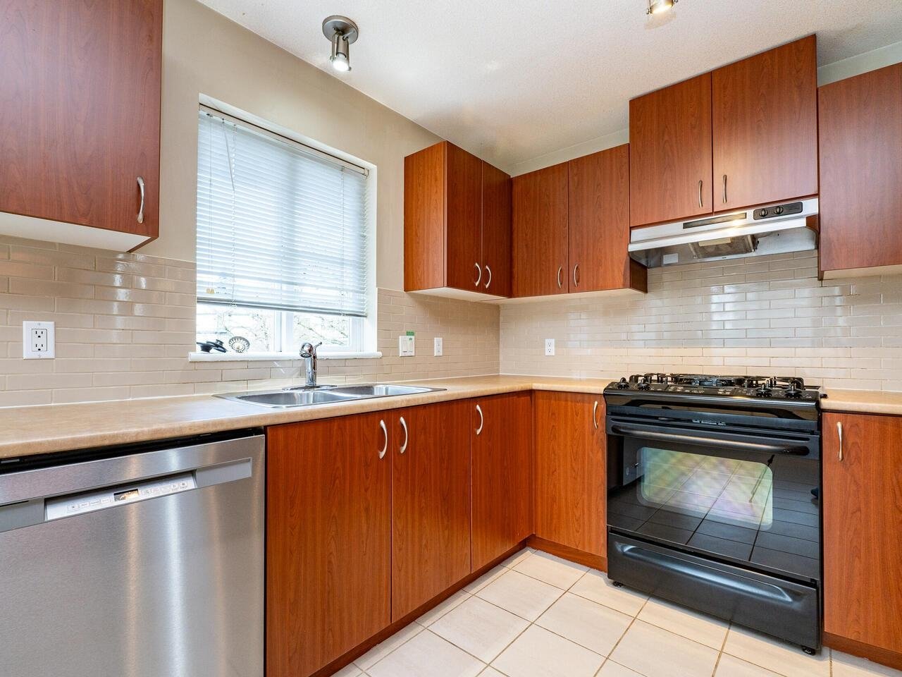 412-9233 Government St