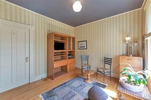 1636 Hollywood Cres