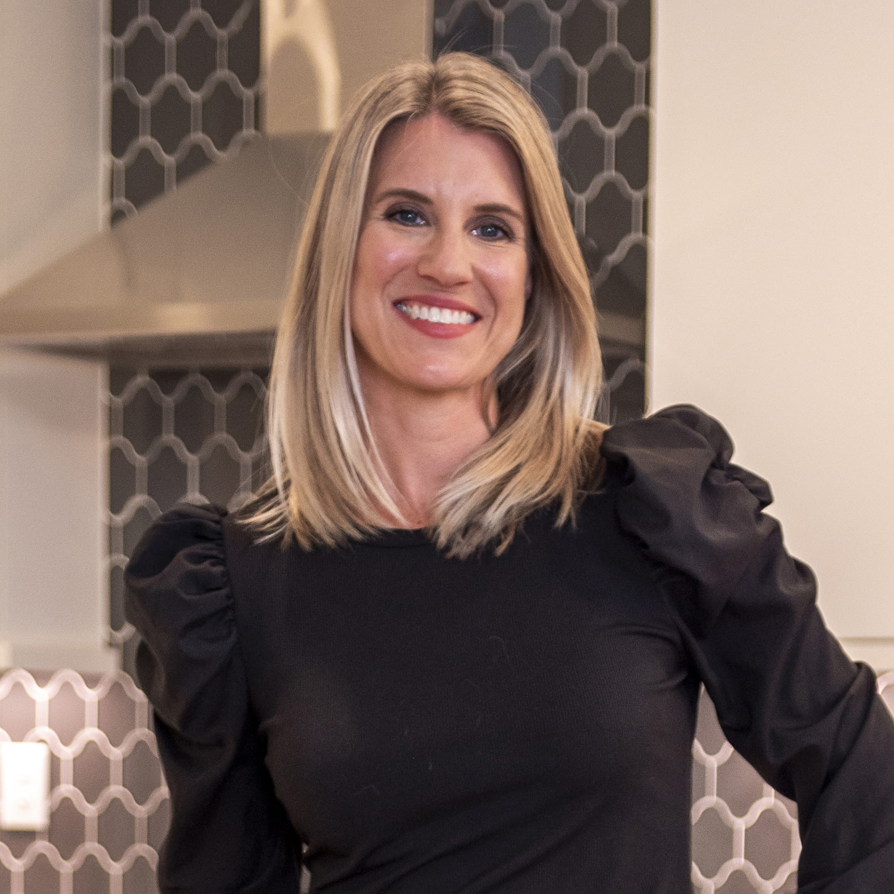 Lyndi Martoia - 8z Real Estate