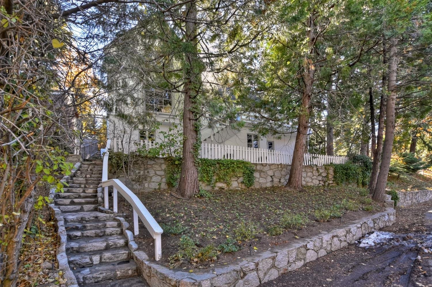 323 Sunset Dr