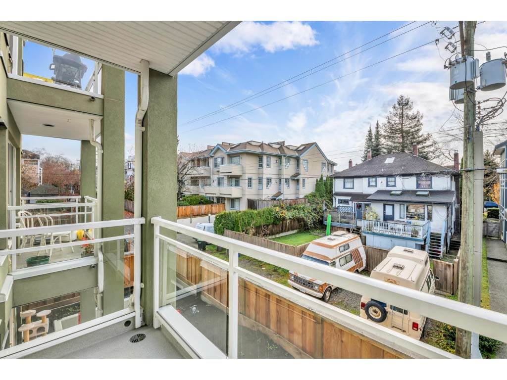 203-838 W 14th Ave