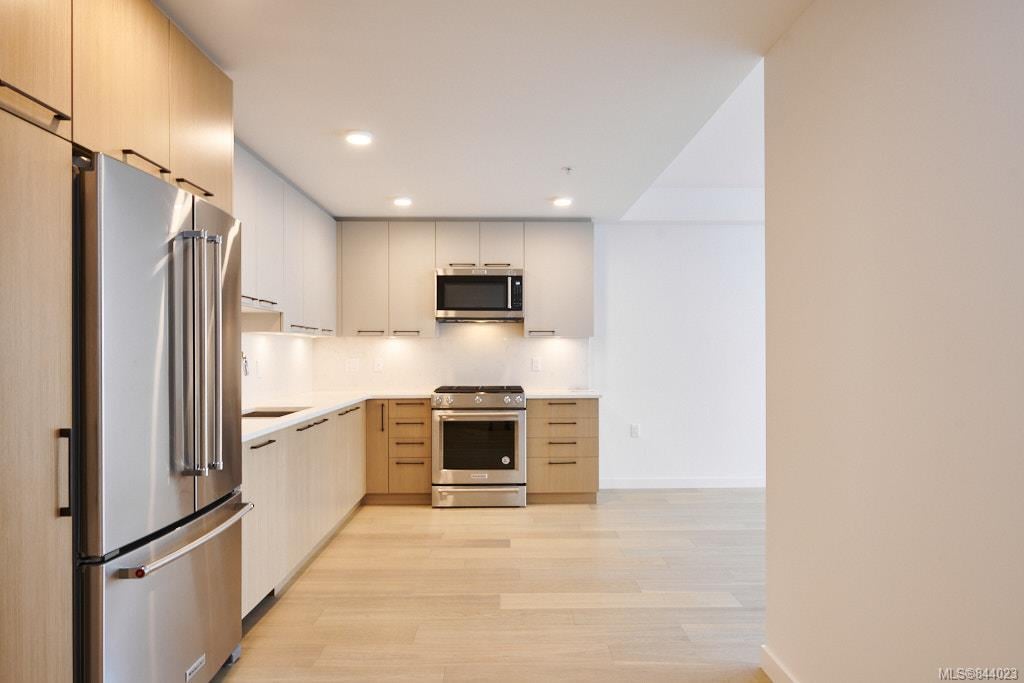 207-7162 W Saanich Rd