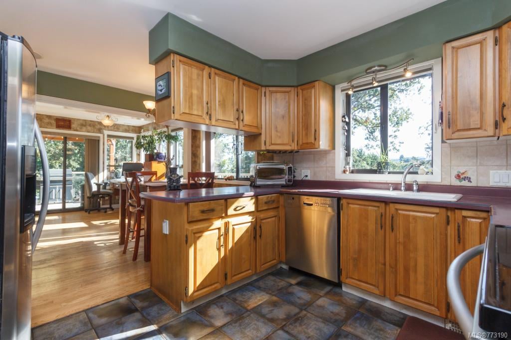 1222 Crown Cres