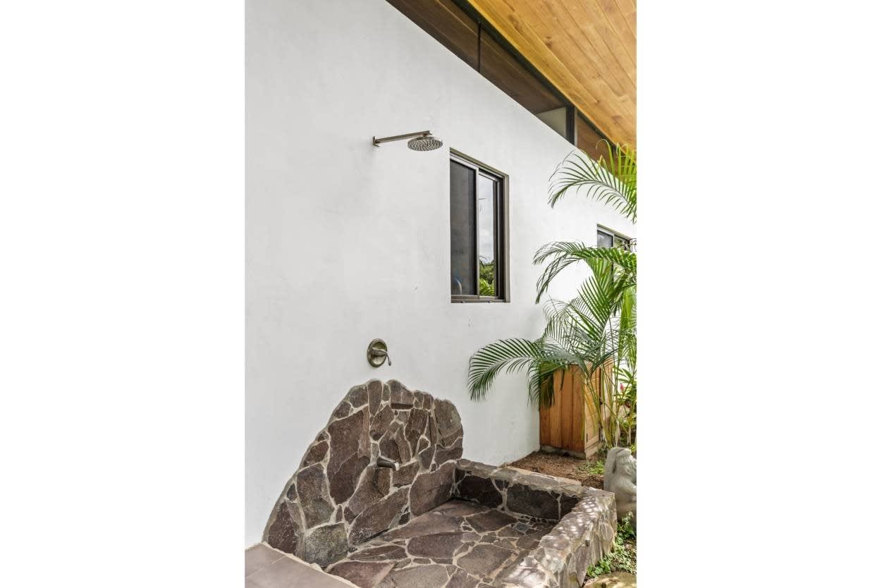 Bright & Peaceful 3-Bedroom Home With Separate Workshop/Office Space & Stunning Views Of The Lush Mountains In Easy-Access Location In Ojochal Costa Rica