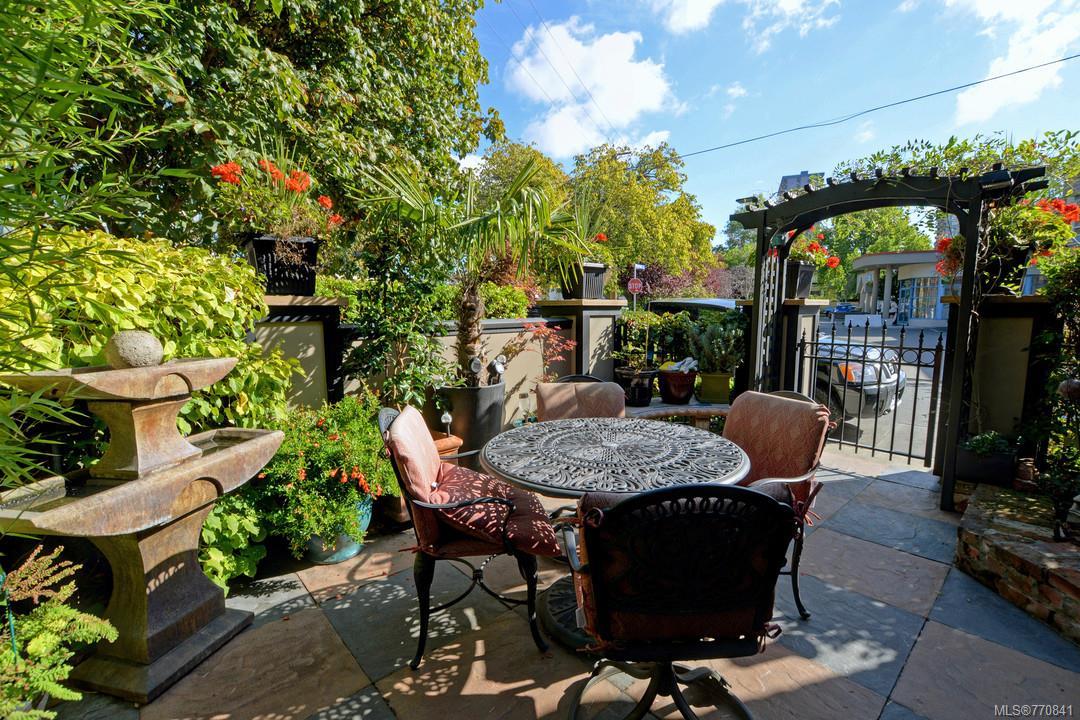 5-440 Parry St