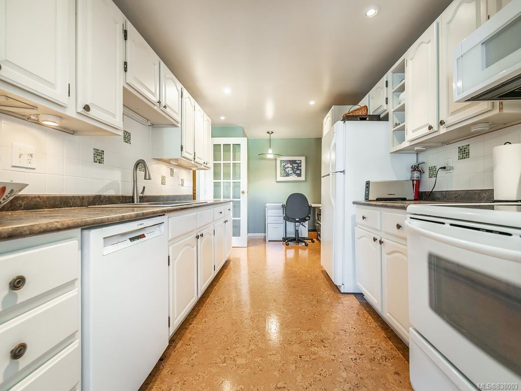 202-2119 Oak Bay Ave