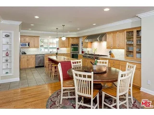 1555 Club View Dr
