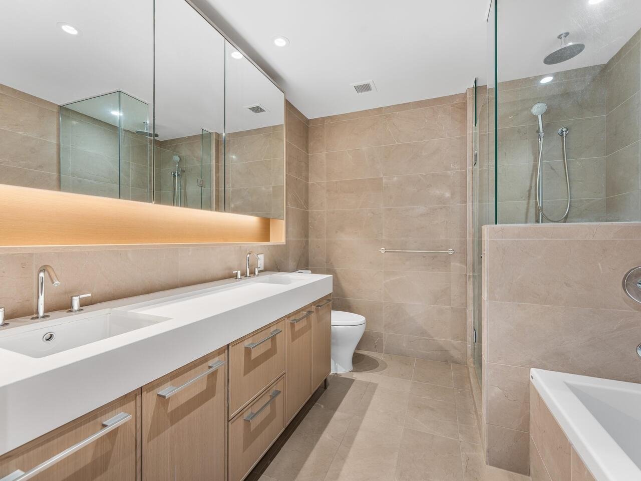 302-3220 Connaught Cres