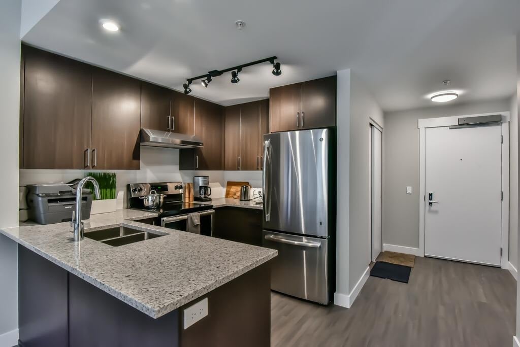 102-3365 E 4th Ave