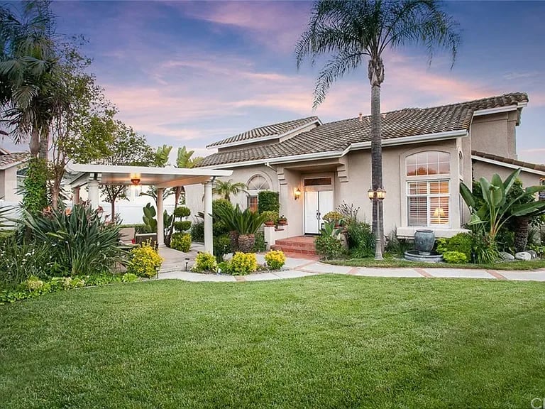 2067 Avenida Hacienda