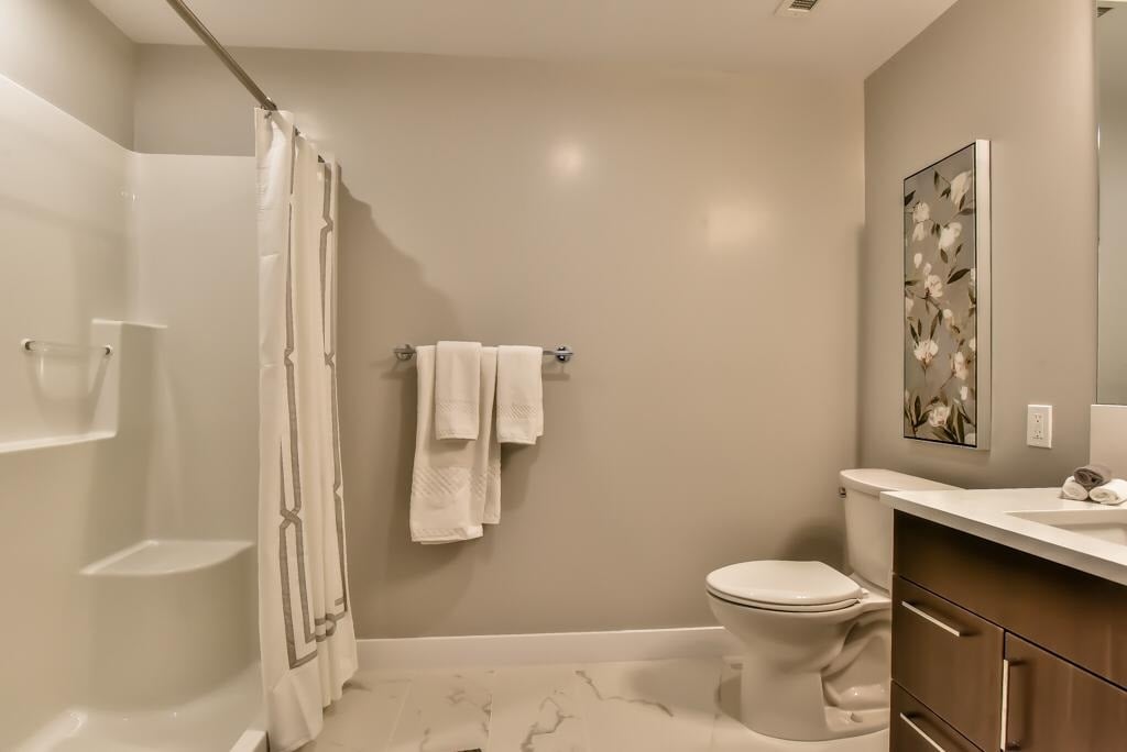 211-3365 E 4th Ave