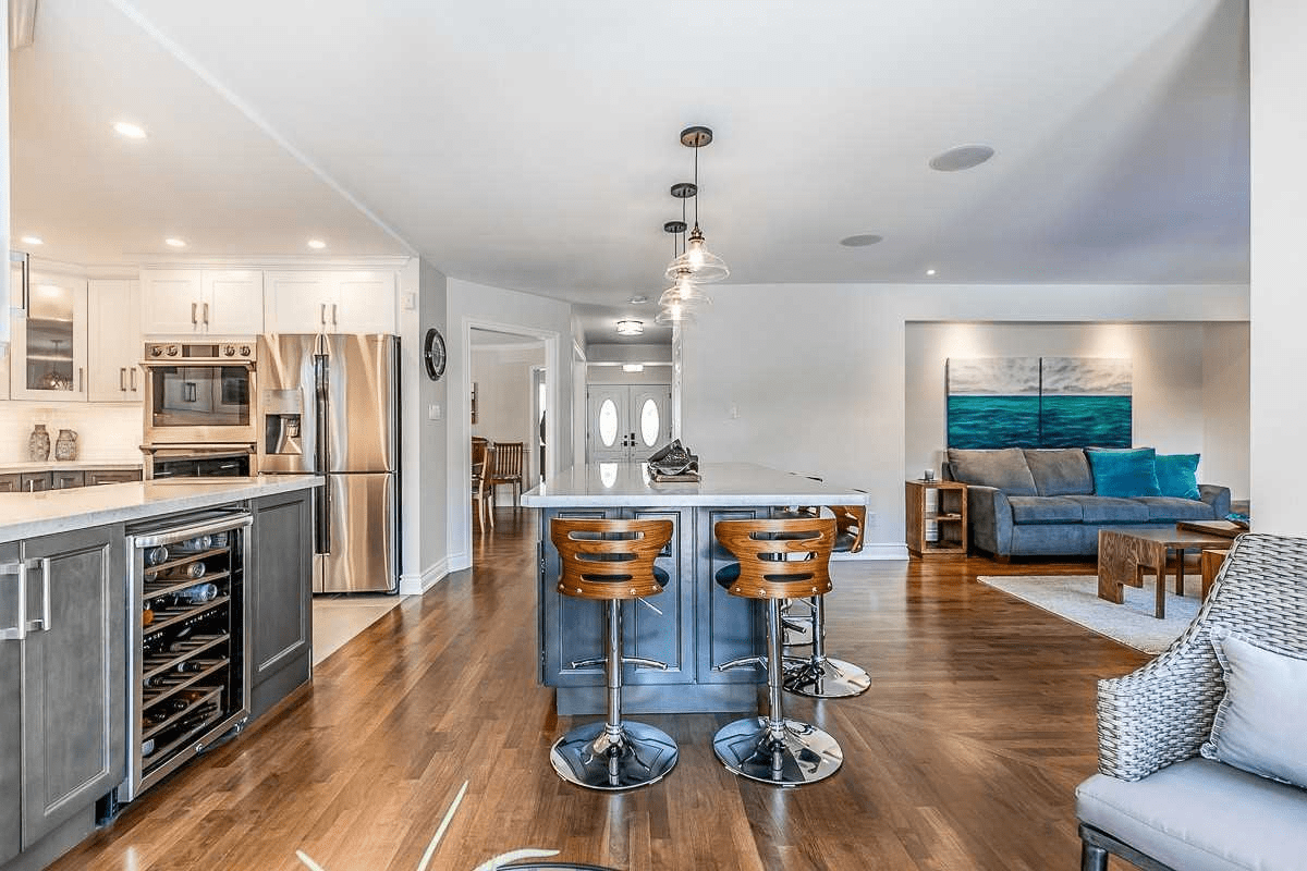 318 W Kennedy St NE