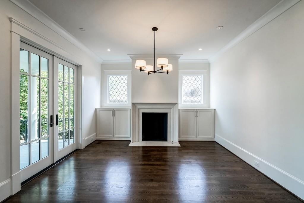 230 Peachtree Cir NE