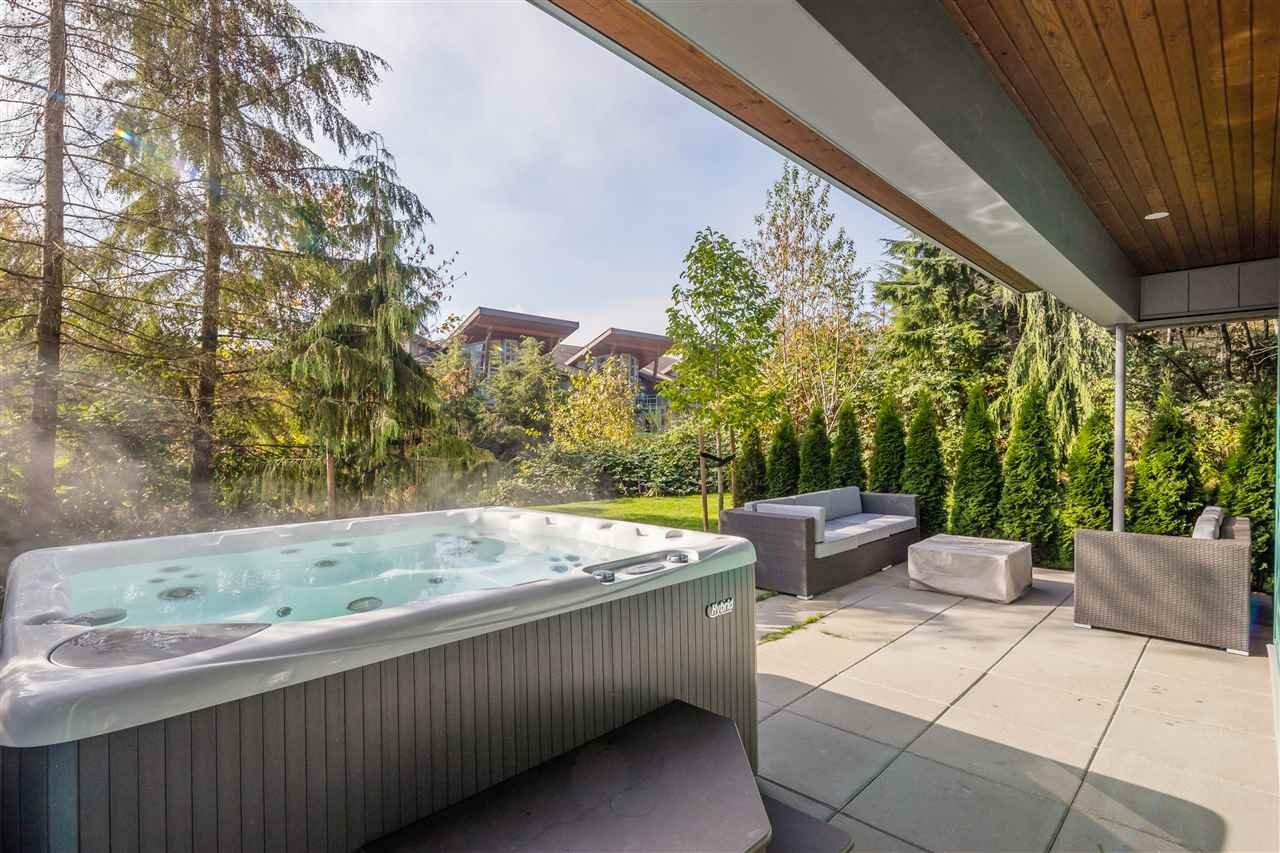 3595 Salal Dr
