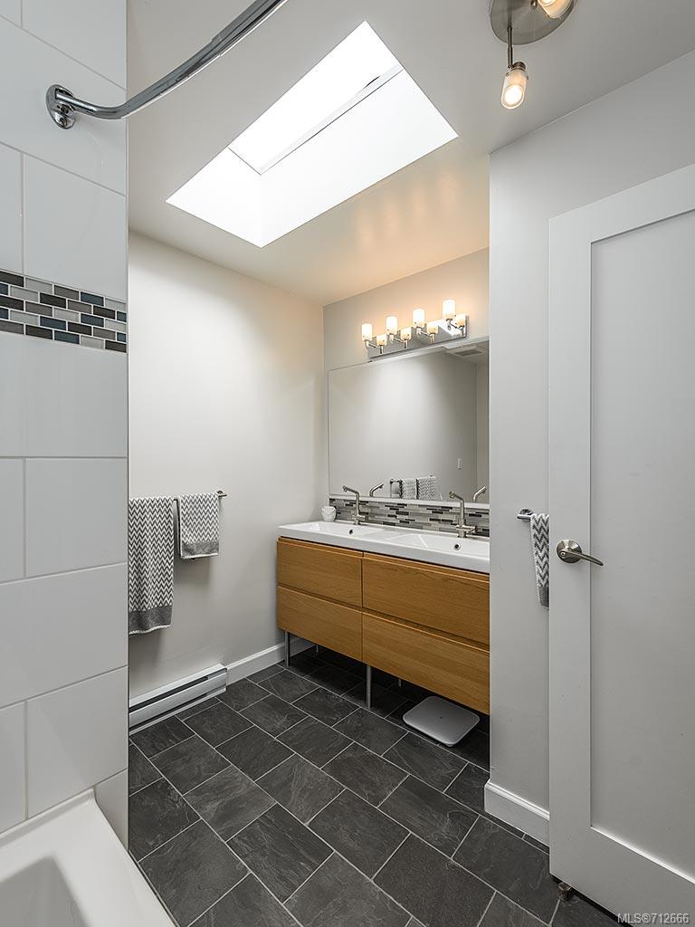 2306 Fernwood Rd, Victoria