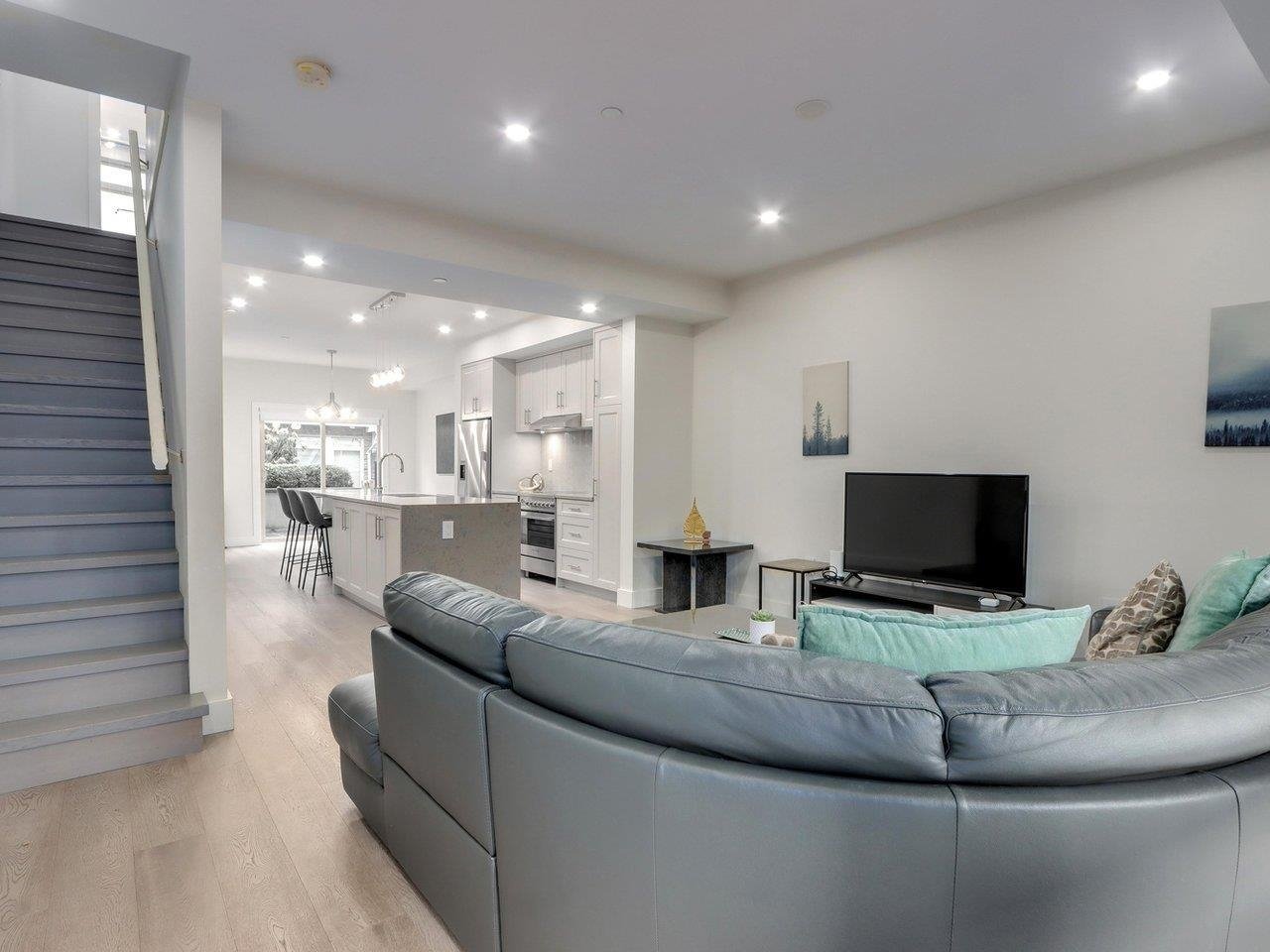 3-115 W Queens Rd